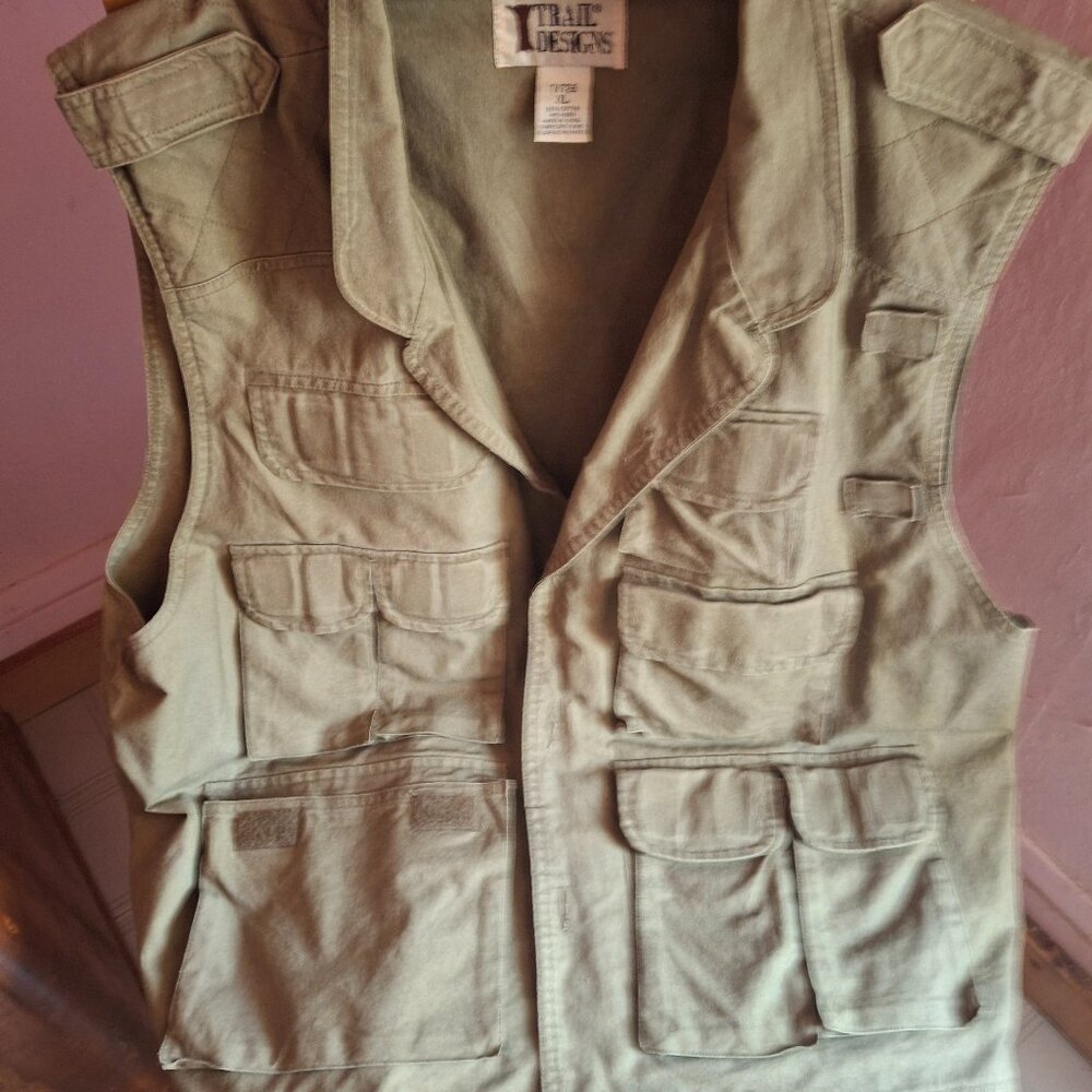 Men's Trail Designs Khaki Safari Vest with Multiple Pockets Size XL Brand New.